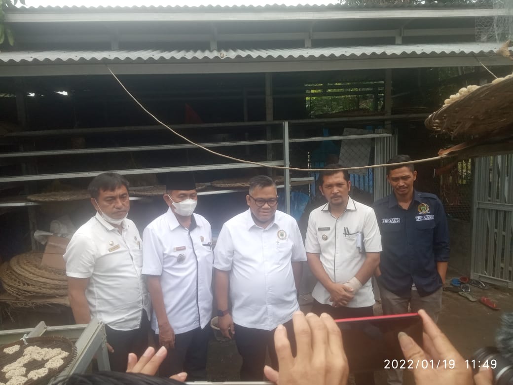 Wakil Ketua DPRD Provinsi Tinjau UMKM Kerupuk dan Kemplang di Lembak