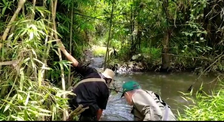 Tim DLH Muara Enim mengecek kondisi sungai Emberang