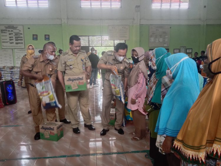 Masyarakat kelurahan Suka Raja saat menerima bantuan dari walikota Prabumulih di aula kantor lurah Sukaraja. Senin 21/03/2022