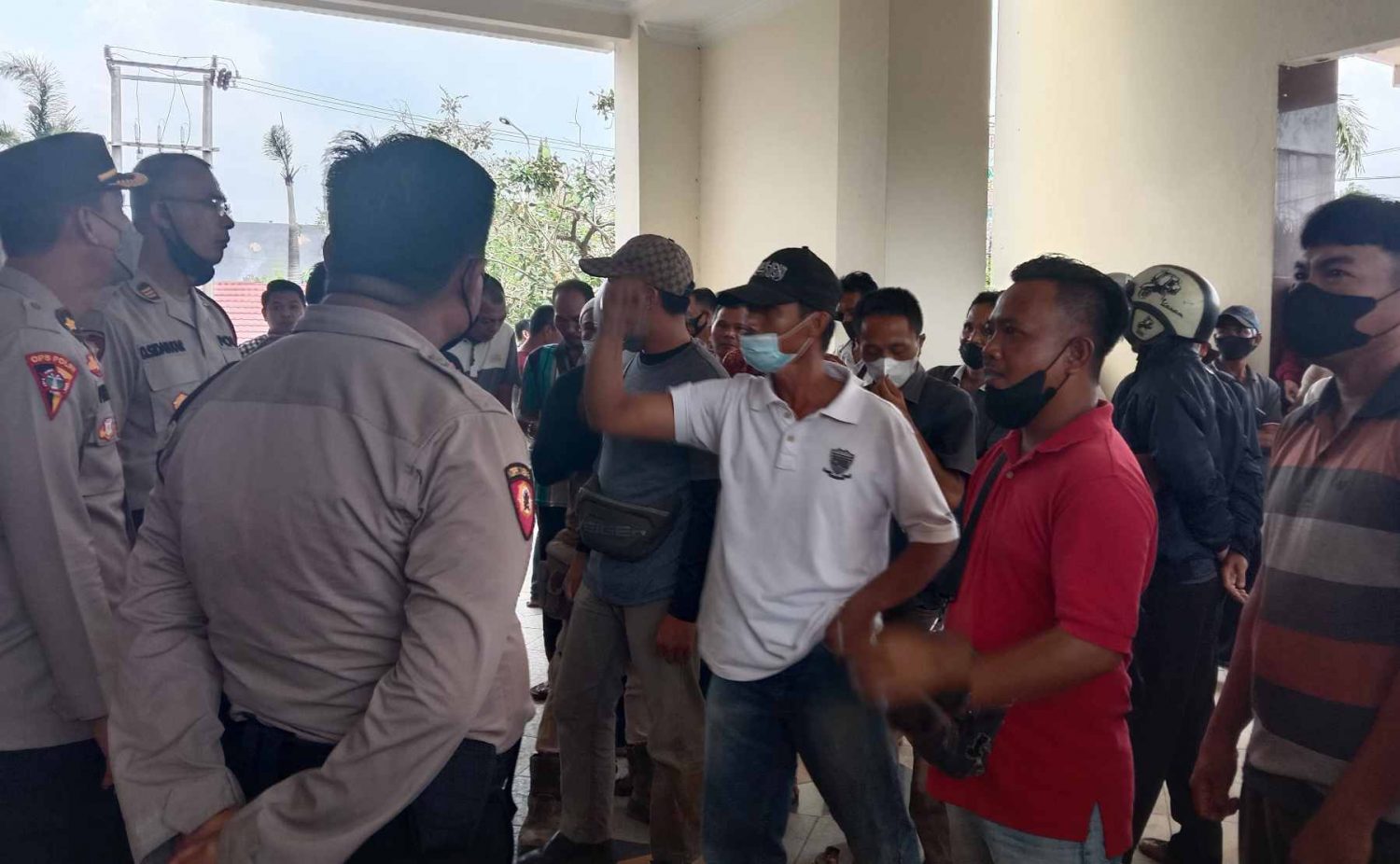 Aksi Demo Warga  di Depan Gedung DPRD Prabumulih Tuntut Ganti Untung Rumah Retak