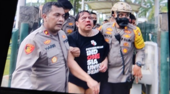 Ade Armando saat dibopong oleh polisi hanya bercelana pendek dan wajah lebam. Jakarta 11/04/2022