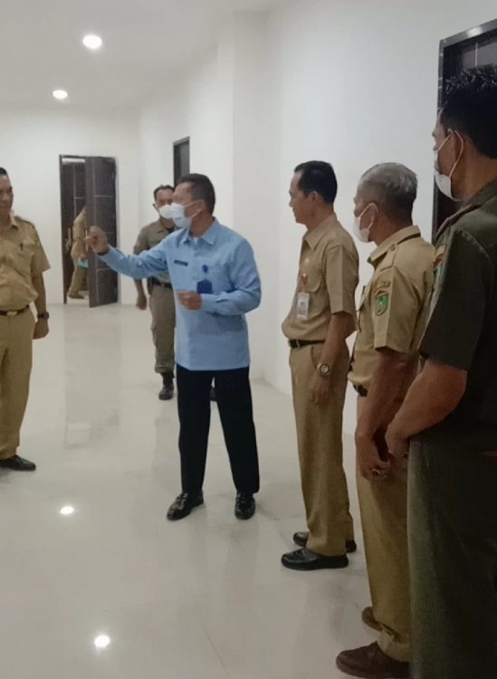 Kadiv Keimigrasian Kanwil Sumsel Herdaus, SH bersama Setda, Kadis PUPR Kasat Pol PP dan beberapa staf terkait, saat meninjau bangunan yang rencananya akan dijadikan kantor UKK. Selasa 17/05/22