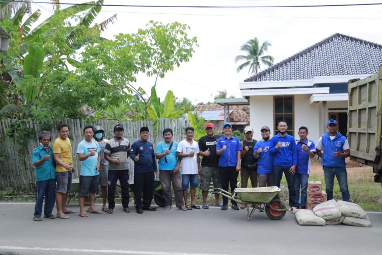 Penyerahan bantuan Pasir 2 truk, semen, air minum dan makan siang oleh DPC DEMOKRAT dan AMPD Prabumulih, Minggu 11/9/2022