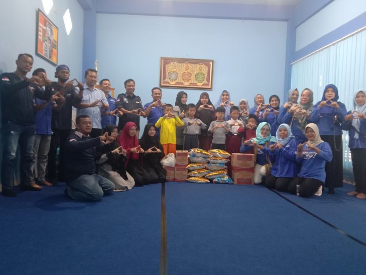 Tim Kader Demokrat DPC Prabumulih bersama pengurus dan anak-anak panti Riyadhul Kholisin. Selasa 13/9/2022.