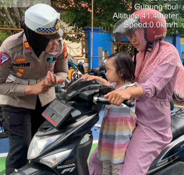 AKP Muthemainah, SH Saat memberikan edukasi kepada pengendara sepeda motor yang melintas di jalan Padat Karya Gunung Ibul Prabumulih Timur Sabtu, 22/10/2022.