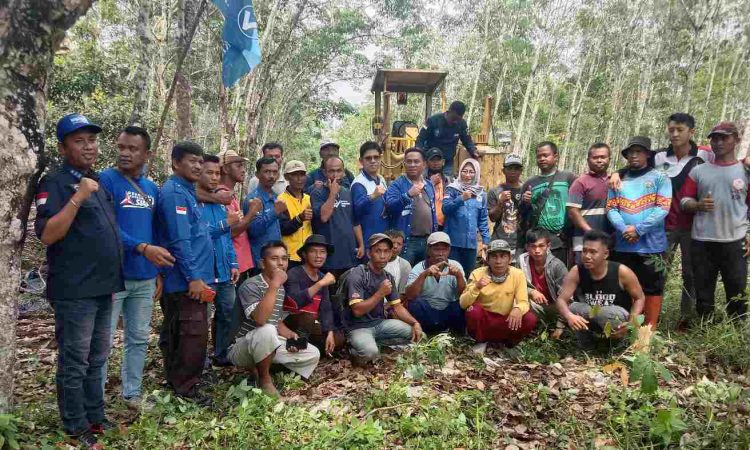 Ketua DPC Partai Demokrat Deni Victoria dan Tim berpose bersama Masyarakat Desa Pangkul. Kamis 6/10/2022.