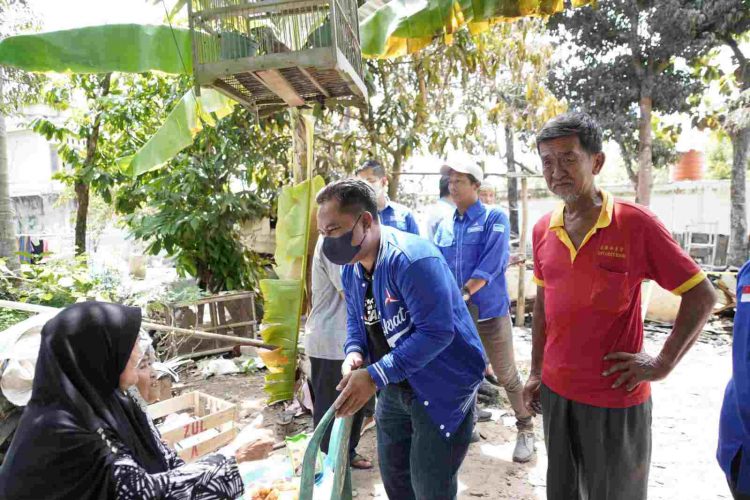 Deni Victoria dan para Kader Demokrat saat mengunjungi kediaman pak Suharmi di Gunung Ibul. Selasa 22/11/2022.