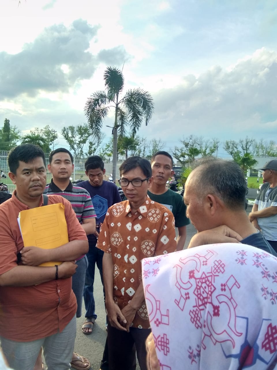 Minggu Sore, Puluhan Perwakilan Honorer Datangi Rumdin Bupati