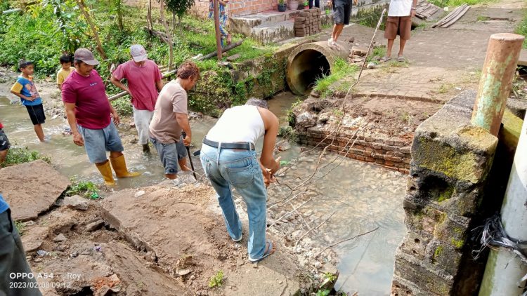 Warga RT 02 RW 01 jalan Kerinci Gang Sumur Umum bergotong royong membongkar reruntuhan jembatan untuk diperbaiki. Rabu 08/2/2023.