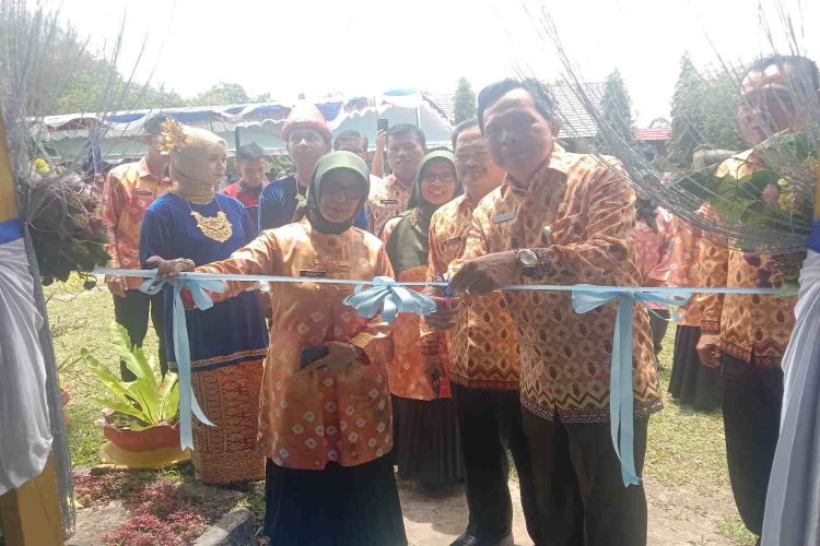 Walikota didampingi oleh Kepala Sekolah SMPN 8 saat pengguntingan pita. Kamis 2/3/2023