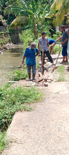 Warga RW 01 dan RW 06 gotong-royong perbaiki jalan yang rusak parah. Rabu 26/4/2023.