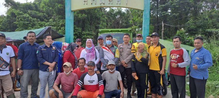 Camat Prabumulih Timur Joni Panhar dan Warga Sepakat Menutup Lokasi Pembuangan Sampah