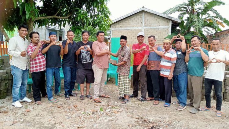 Sebagai Bentuk Kepedulian, Firman Tanjung Rapiden Berikan Bantuan Conblock ke Masjid An-Nurillaah