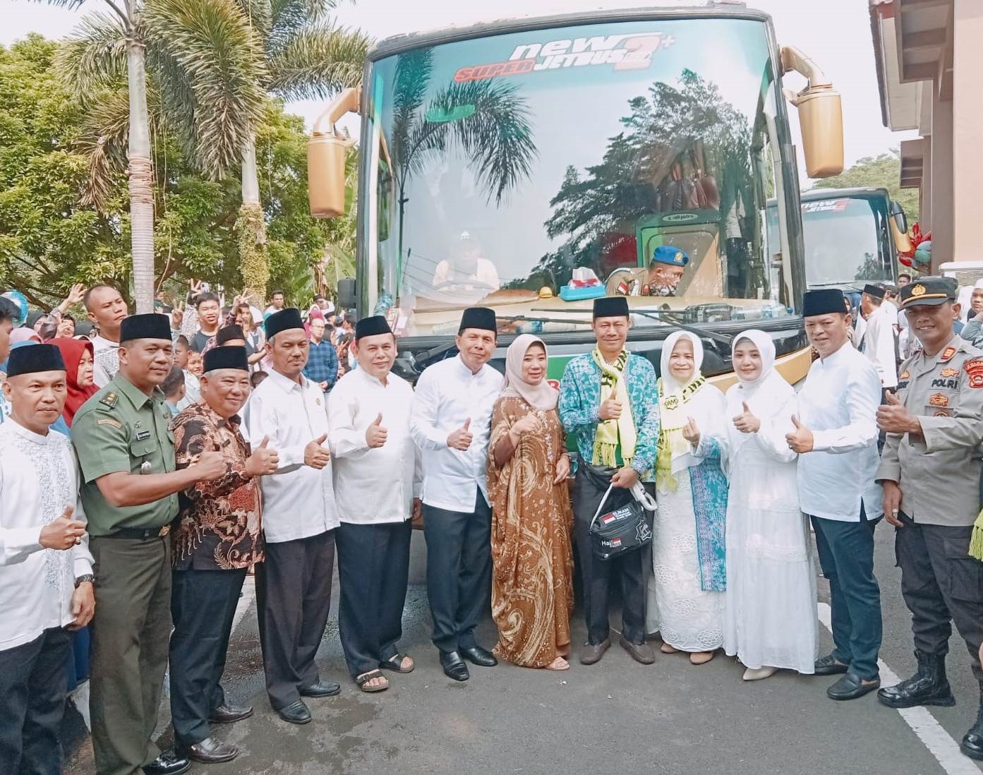 Walikota dan Kakan Kemenag Lepas Jemaah Calhaj Kota Prabumuiih 2023