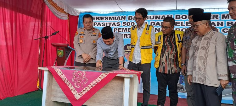 Menandatangani Prasasti Peresmian Pembangunan Booster PDAM Muara Sungai. Jumat 9/6/23.