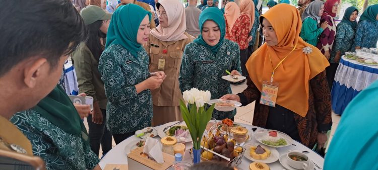 Ketua dan Wakil Ketua TP PKK Kota Prabumulih didampingi Dewan Juri saat mencicipi makanan cipta karya ibu-ibu PKK desa Pangkul, Kecamatan Cambai Prabumulih. Senin 12/6/2023.