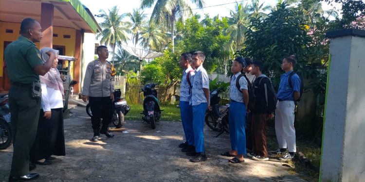 Lurah Kelurahan Karang Raja, Bhabinkamtibmas dan Babinsa saat memberikan arahan kepada pelajar yang bolos sekolah. 4/6/2023. 