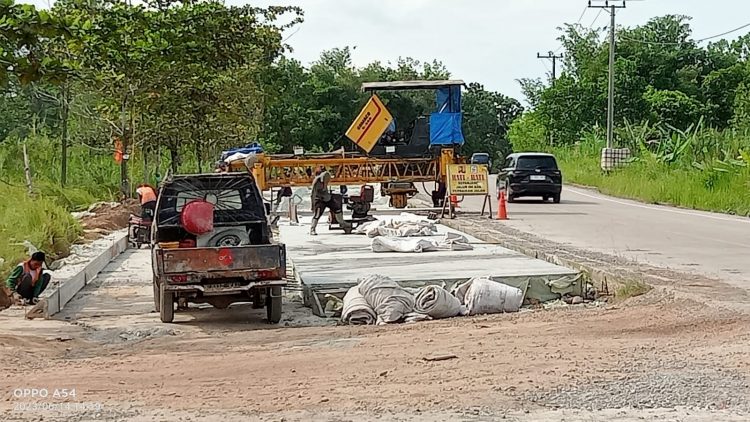 Suasana pekerjaan di Jalan lingkar timur kota Prabumulih,  Rabu 14/6/2023.