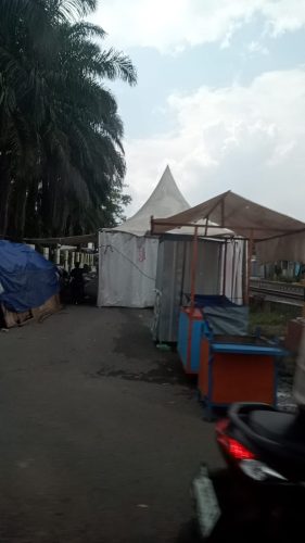 Terlihat barisan tenda menutupi akses jalan Dian Kelurahan Prabujaya, Selasa 27/6/2023.