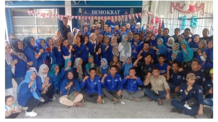 Foto bersama di Kantor DPC Demokrat Prabumulih saat acara lomba 17an. Sabtu 12/8/2023.