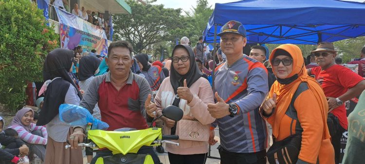 Vera, salah satu warga yang mendapat hadiah Motor pada acara Senam Bersama di Taman Kota Prabujaya, Minggu 22/10/2023.