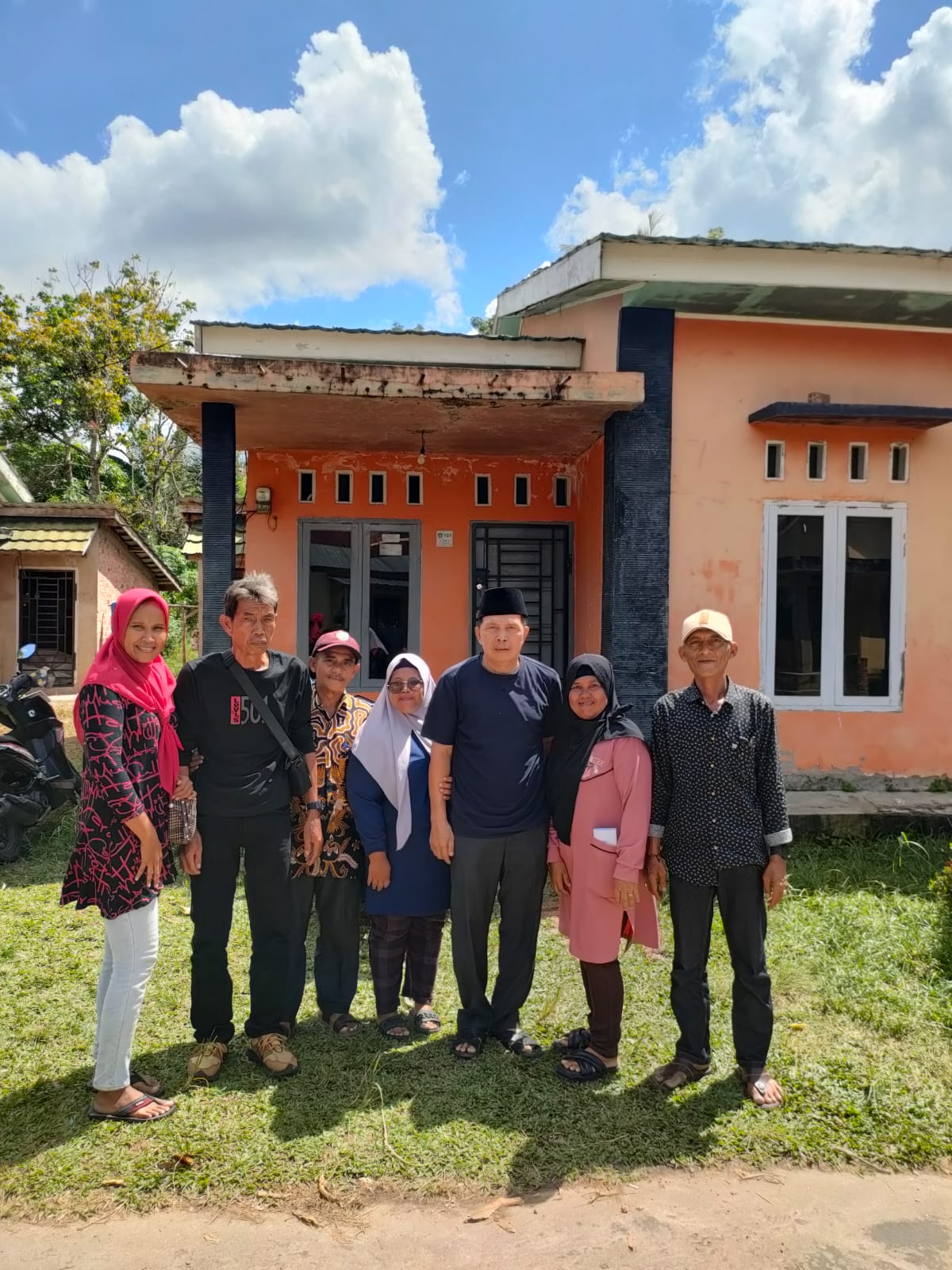 Pengurus Ranting Demokrat Karang Raja, Mendampingi Ridho Yahya Bantu Warga Khitan Gratis