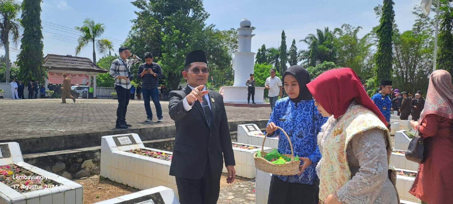 Ketua DPRD Prabumulih Sutarno Berziarah ke Taman Makam Pahlawan