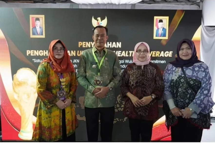 Pj Walikota Prabumulih Menerima Penghargaan Atas Dedikasinya Dalam Meningkatkan Kesehatan Masyarakat Melalui Universal Health Coverage (UHC) Tahun 2024