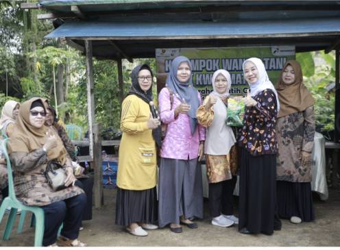 Menyapa Kelompok Wanita Tani di Kecamatan Prabumulih Barat, Hj Ngesti Mengajak Ibu-Ibu untuk Terus Berkarya