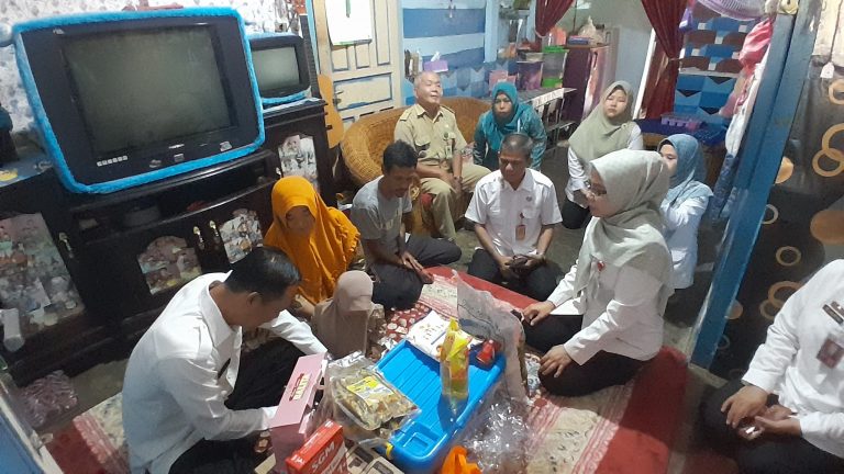 Pj Walikota Sambangi dan Beri Bantuan Anak Stunting