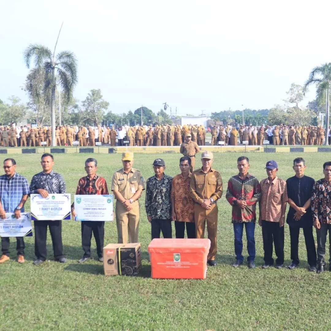 Pj Walikota Serahkan Bantuan Kepada Kelompok Pembudidaya Ikan Desa Karya Mulya