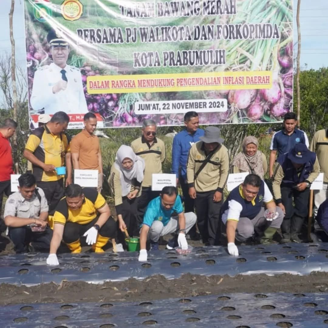 Pj Walikota Prabumulih Bersama Forkopimda Tanam Bawang Merah untuk Dukung Pengendalian Inflasi Daerah