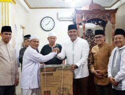 Wakil Wali Kota Prabumulih Sholat Tarawih di Masjid Al-Hikmah Sekaligus Berikan Bantuan 1 Unit Vacum Cleaner