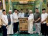 Shaolat Tarawih di Masjid An-Nuqoba, H Arlan Serahkan 1 Unit Vacum Cleaner