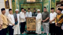 Shaolat Tarawih di Masjid An-Nuqoba, H Arlan Serahkan 1 Unit Vacum Cleaner