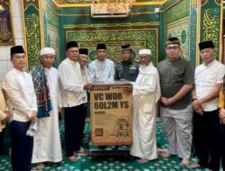 Sholat Tarawih di Masjid An-Nuqoba, H Arlan Serahkan 1 Unit Vacum Cleaner