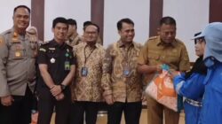 Cak Arlan Membagikan Sebanyak 337 Paket Sembako dari Bank Negara Indonesia (BNI) ke Petugas Kebersihan