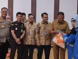 Cak Arlan Membagikan Sebanyak 337 Paket Sembako dari Bank Negara Indonesia (BNI) ke Petugas Kebersihan